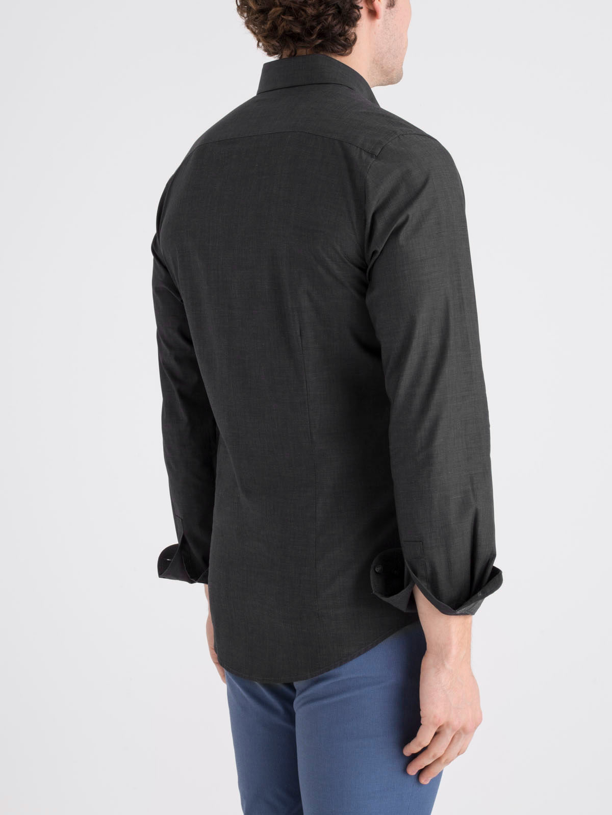 camisa gris oscura hombre